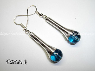 Boucles d'oreilles tourbillon perle bleue marine